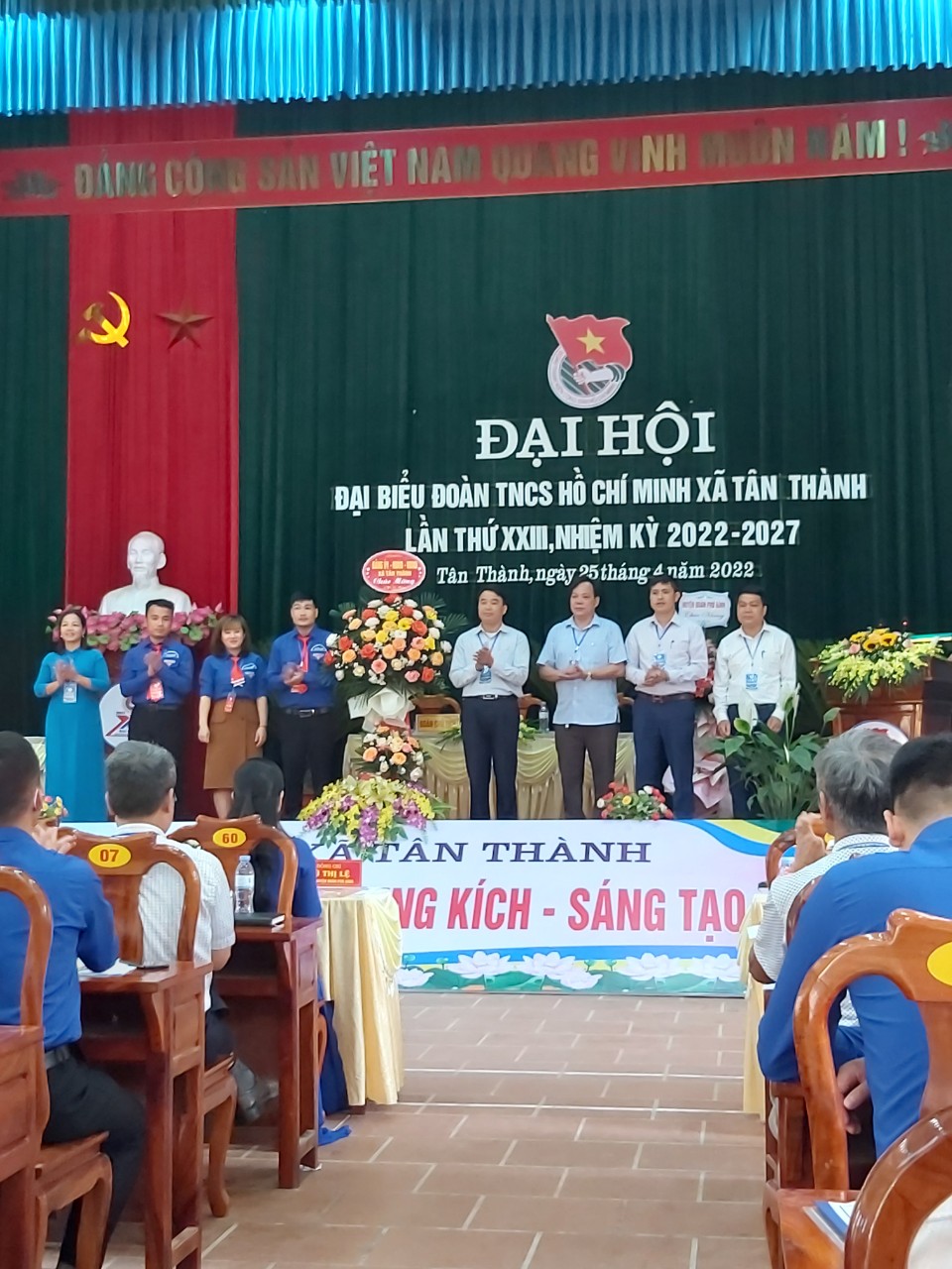 Các đ/c lãnh đạo tặng hoa Đại hội Đoàn xã Tân Thành nhiệm kỳ 2022-2027